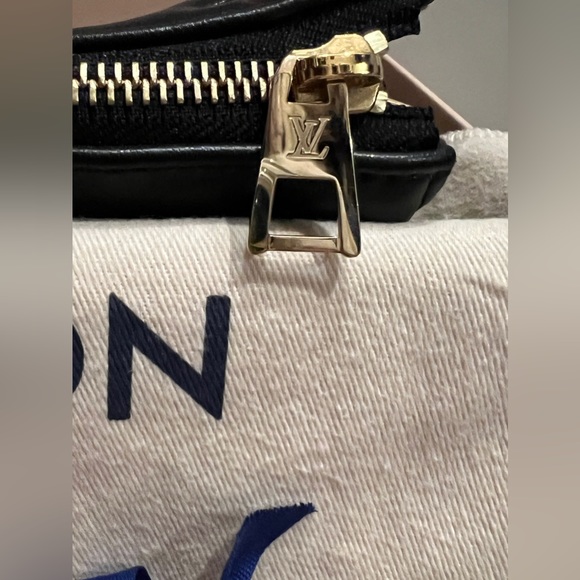 Louis Vuitton Coussin PM in Noir - Picture 16 of 16